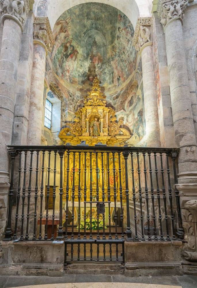 Capilla de San Pedro. Se cierra a la girola con una reja de Sadornín Fernández de 1571