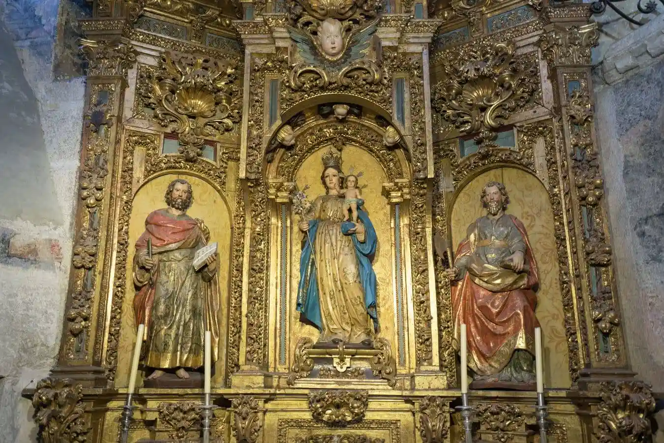 Detalle del primer cuerpo del retablo con la Virgen de la Azucena entre dos santos.