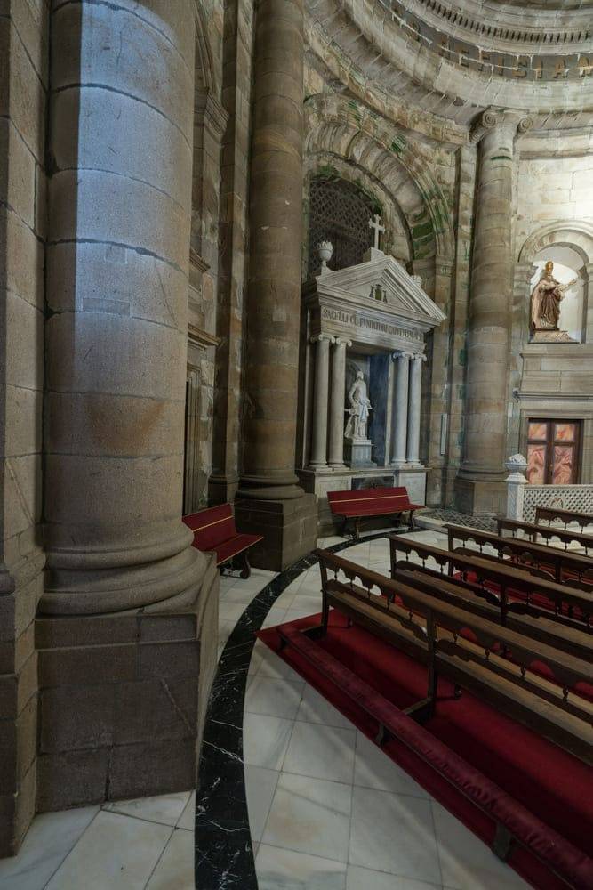 Capilla de la Comunión. Desde la entrada, y hacia los lados, se aprecia la curvatura de su planta circular.