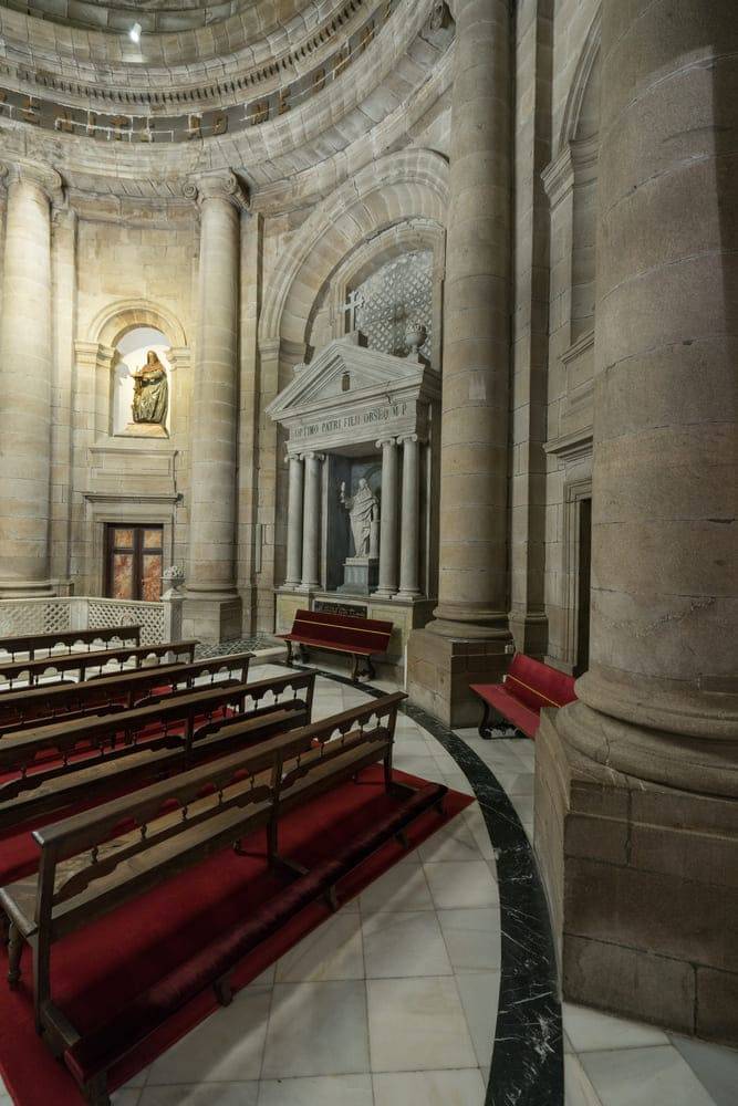 Capilla de la Comunión. Desde la entrada, y hacia los lados, se aprecia la curvatura de su planta circular