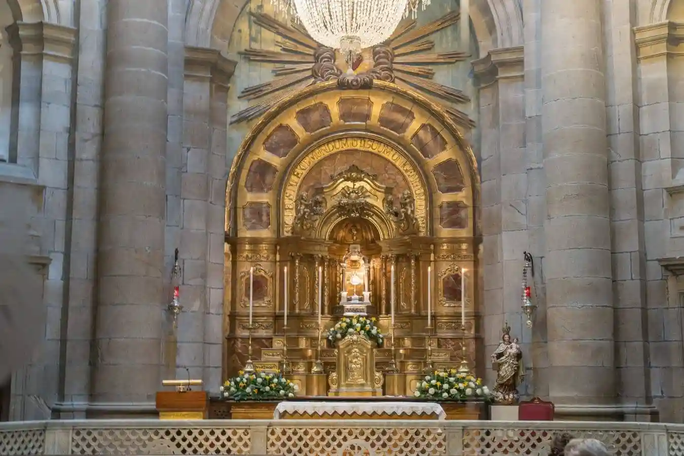 La crestería de Peña de Toro sustituyó las almenas medievales. Detalle de la cabecera de la catedral. 
