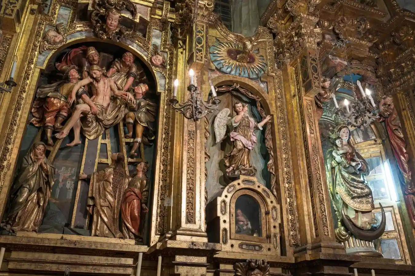 Capilla de Prima. Detalle del retablo con los relieves de la Inmaculada y el Descendimiento