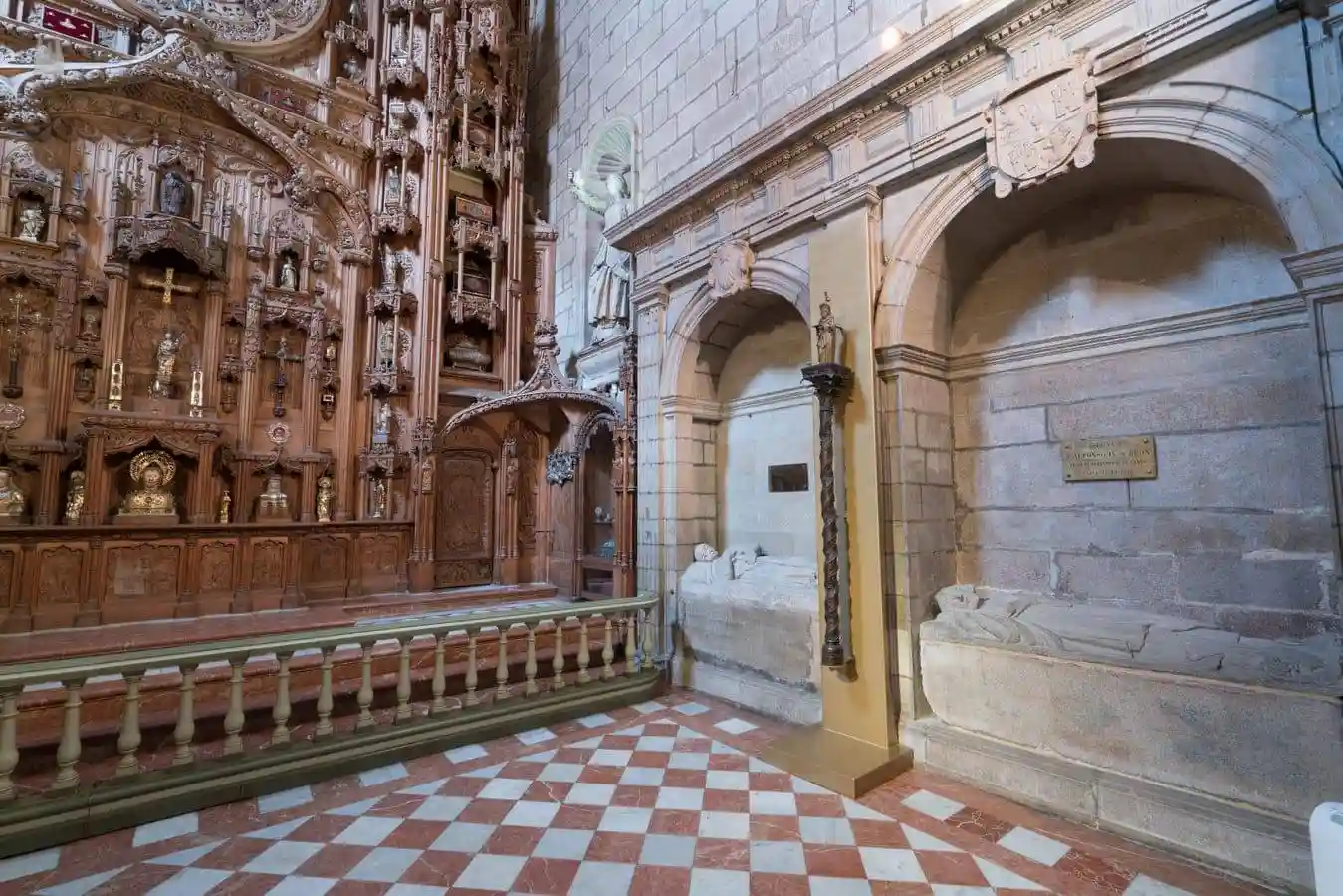 Panteón Real. El yacente del Conde de Traba es de Magariños (S. XX). El de Alfonso IX es gótico. 