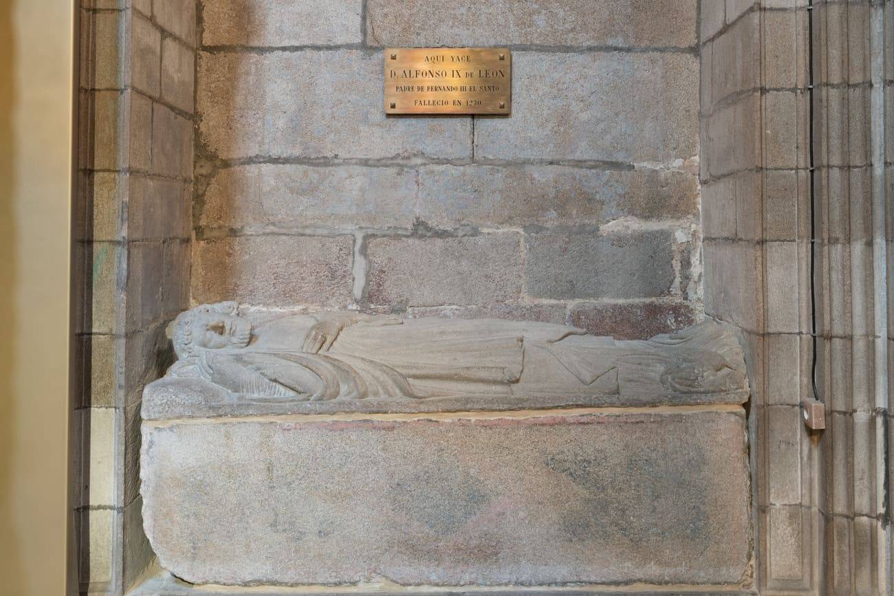 Sepulcro de Alfonso IX, gótico. Fue el promotor de la consagración de la catedral en 1211, y murió en 1230.