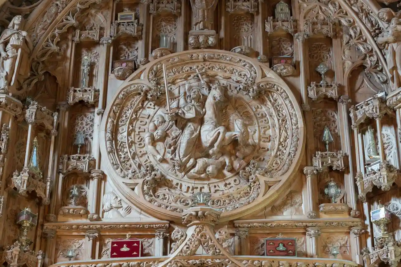 Detalle del medallón con Santiago Peregrino que destaca en el retablo de Maximino Magariños.