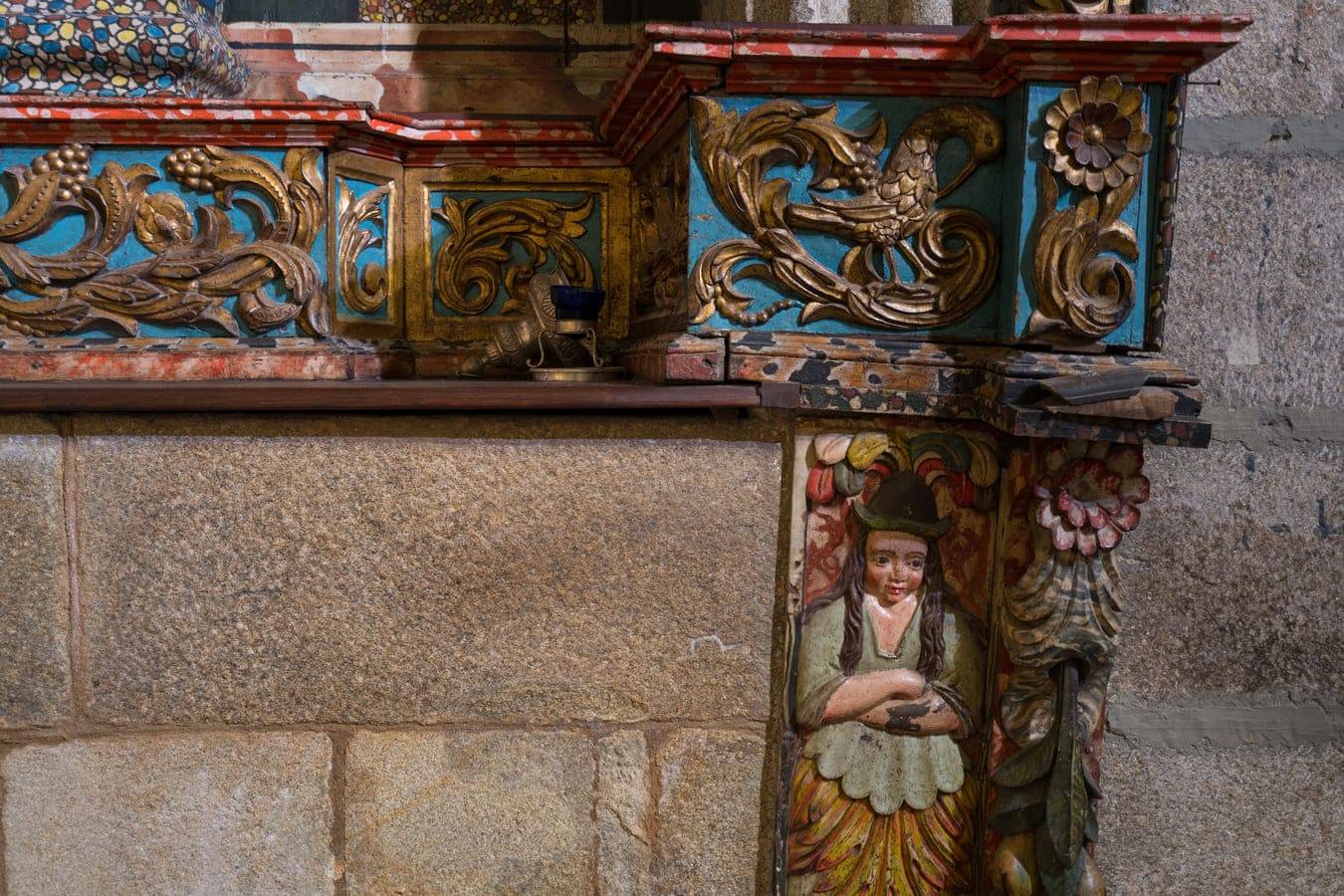 Capilla de Mondragón. Detalle del relieve que enmarca el retablo de Perrín.