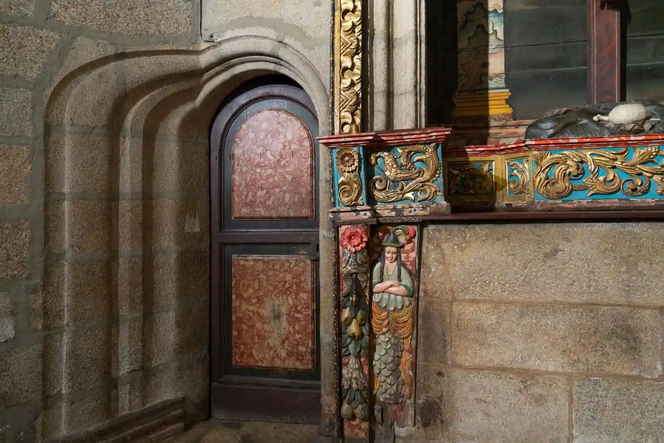 Capilla de Mondragón. Detalle de la puerta de acceso a su sacristía.