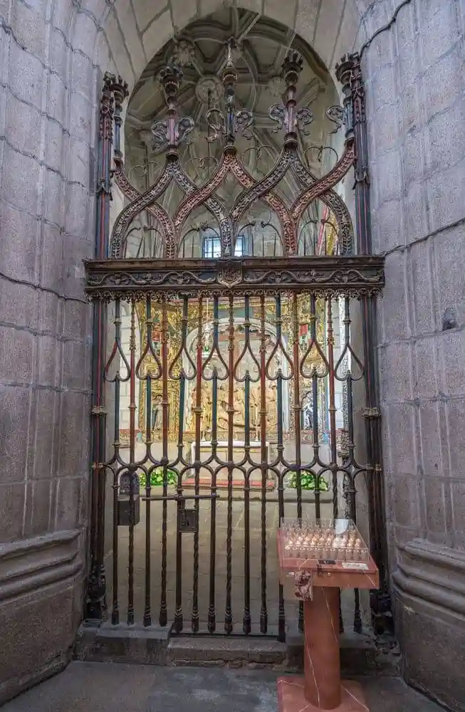 Capilla de Mondragón. La reja de entrada, con su decorativo remate, es de en torno a 1520-30 
