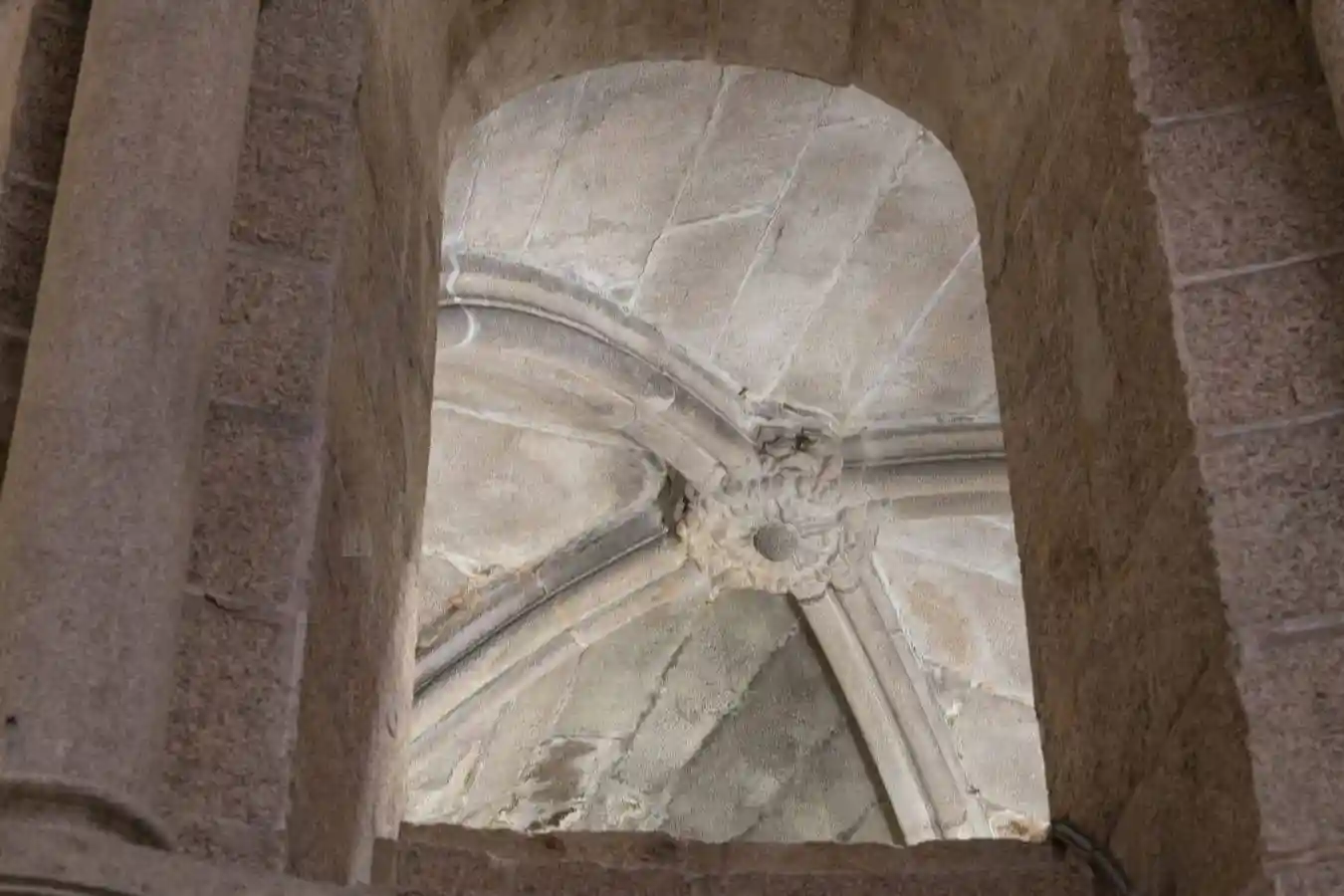 Vista de la clave de la bóveda de la Capilla de Nuestra Señora la Blanca.