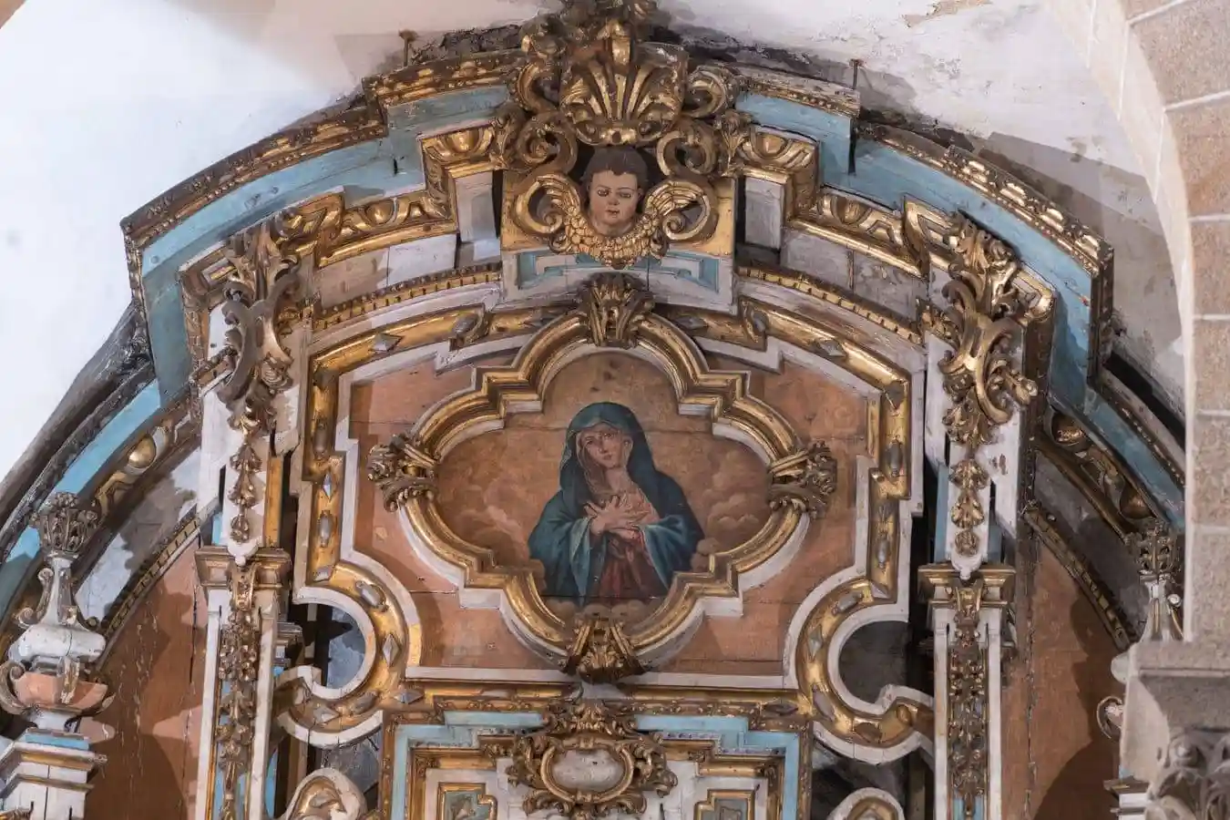 Detalle del coronamiento del retablo de la Capilla de San Antonio, con una pintura de la Dolorosa.