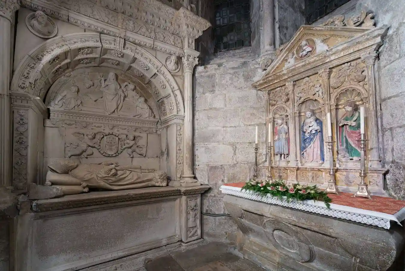 Retablo mayor y sepulcro de Diego de Castilla, ambos del maestro Arnao
