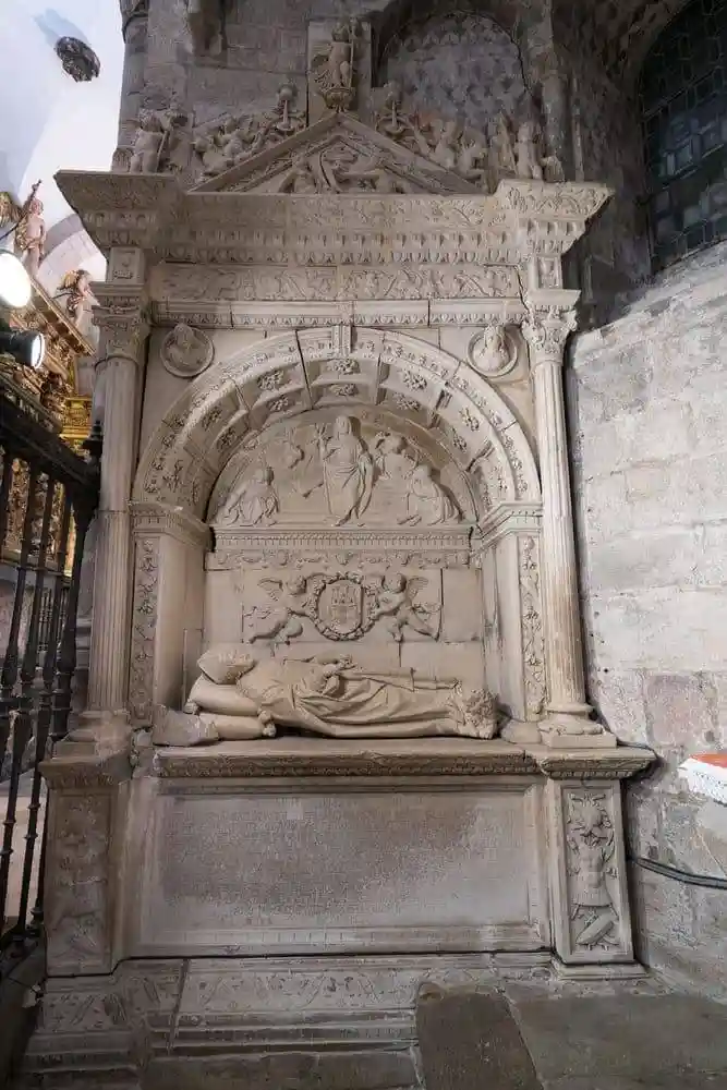 Capilla de San Bartolomé o de Santa Fe. Detalle del sepulcro de Diego de Castilla