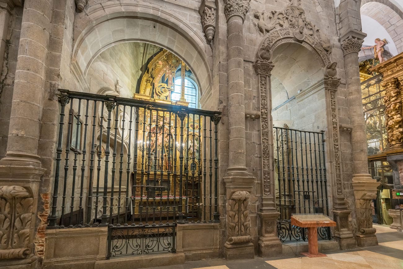 Capilla de San Bartolomé o de la Santa Fe. Su reja de entrada se ha vinculado con Guillén de Bourse.