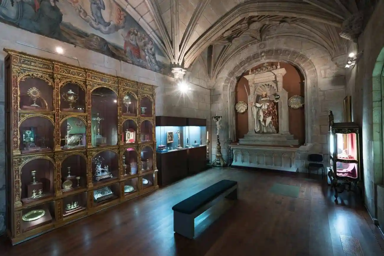 Antiguo retablo-caxonada para las reliquias de Cornielles de Holanda custodia hoy piezas del tesoro. 