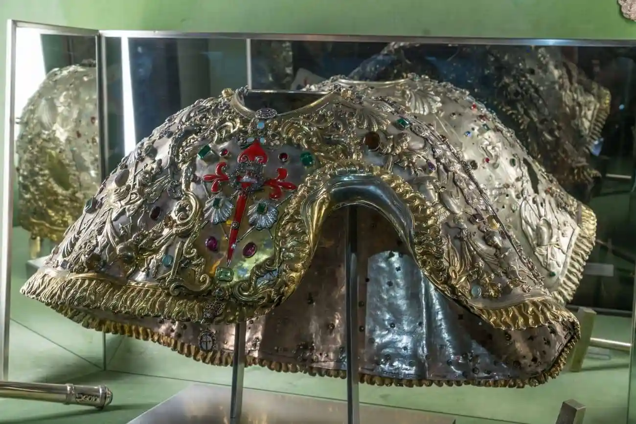 Esclavina original que vestía el Apóstol del altar mayor, regalo del arzobispo Monroy