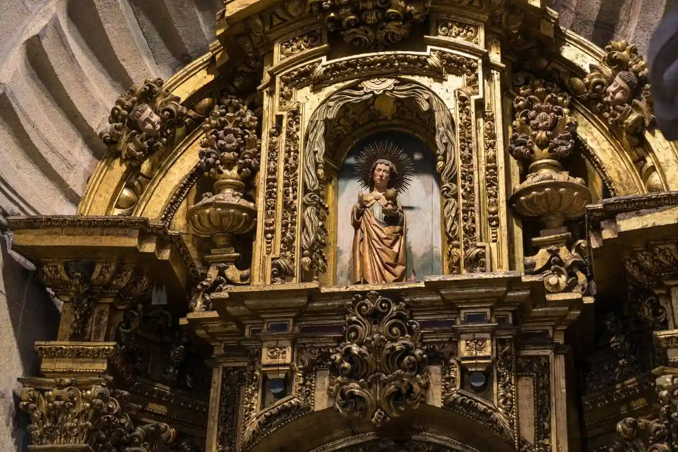 Capilla de San Juan. Detalle del remate del retablo con la imagen de San Juan.