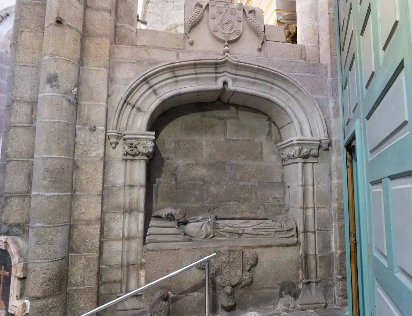 Sepulcro del Obispo de Orense, Alonso López de Valladolid (1468) en las escaleras de entrada desde la fachada norte