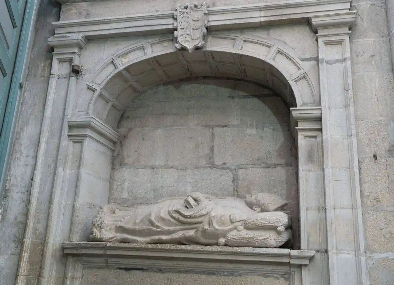Sepulcro de Juan Vidal frente al del Obispo de Orense en las escaleras de entrada desde la fachada norte