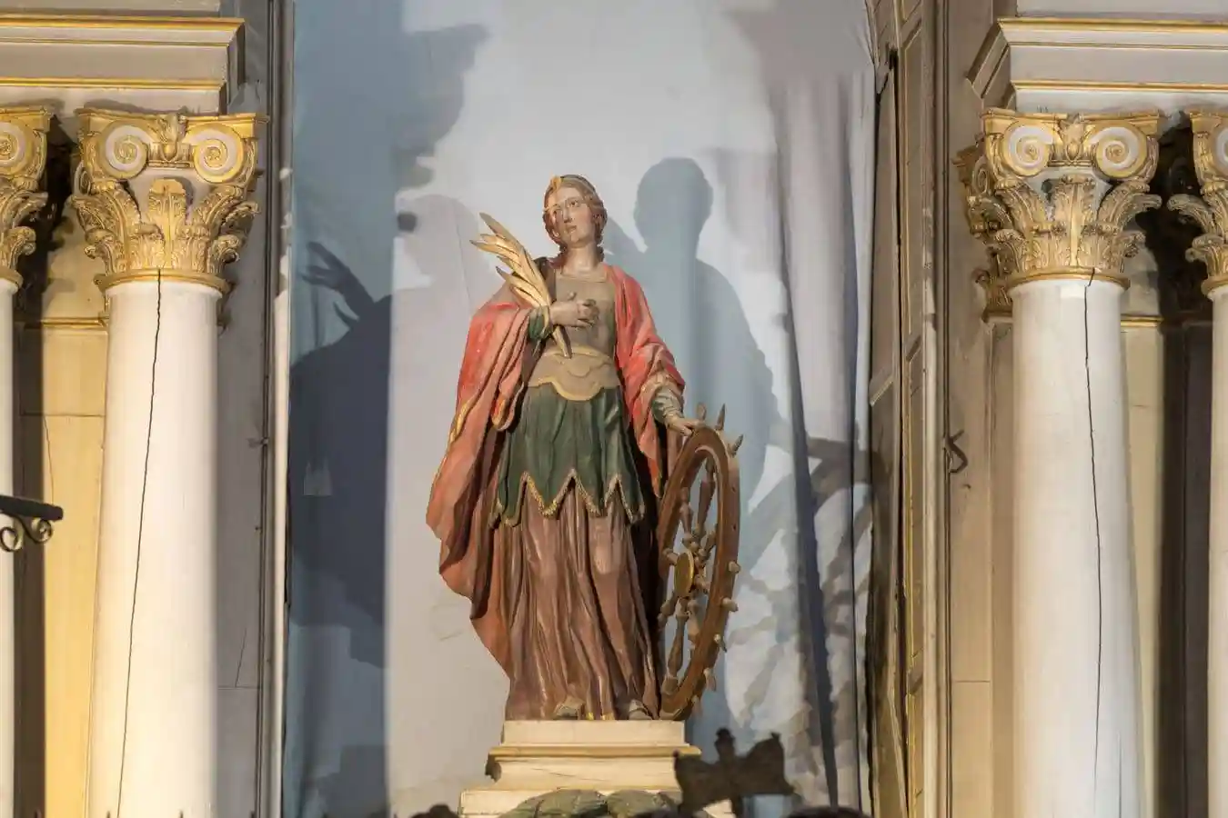 Detalle de la imagen titular de Santa Catalina del retablo, con su atributo típico: la rueda de su martirio.