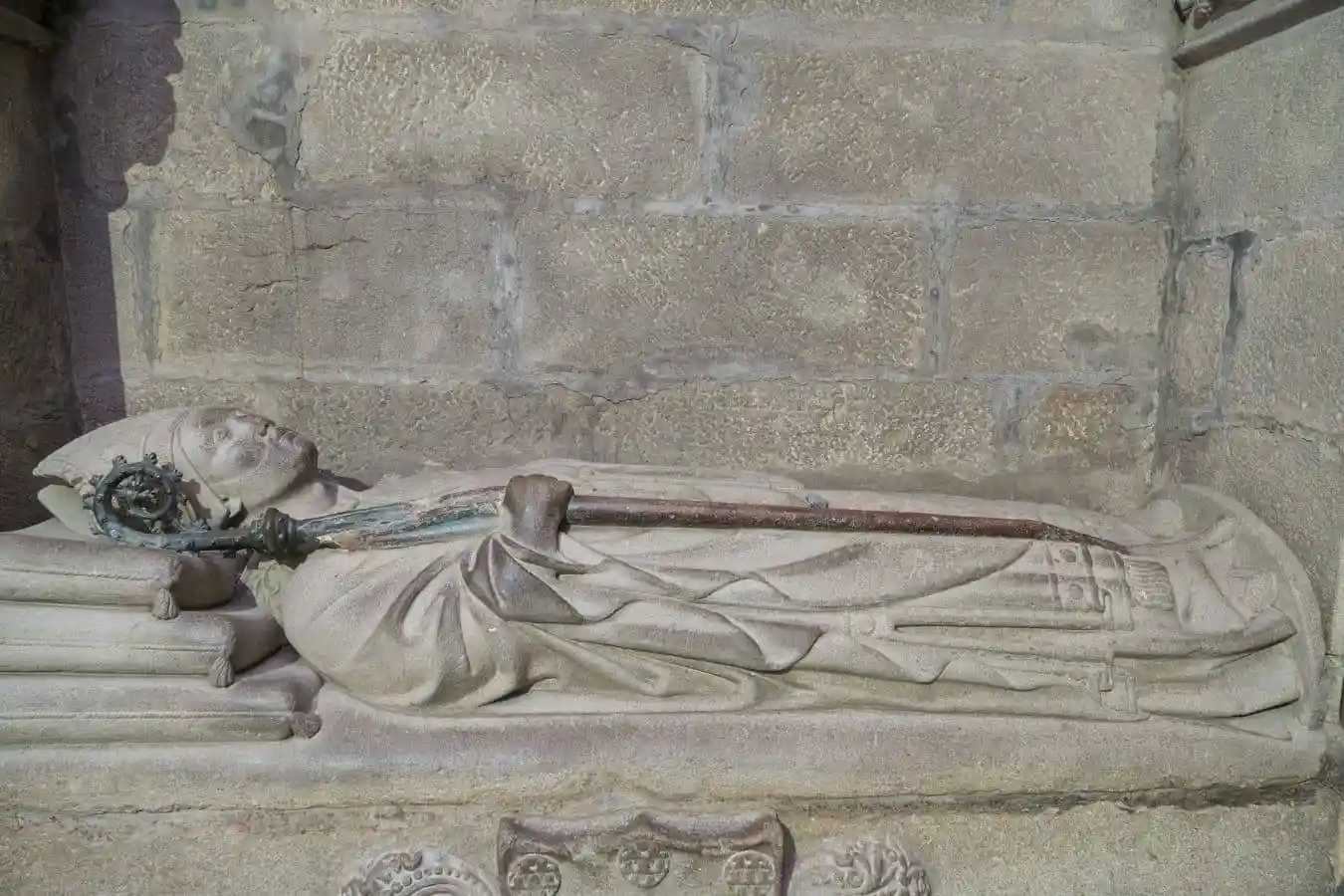 Sepulcro del obispo de Ourense Alonso López de Valladolid, en la escalera de acceso a la catedral desde la fachada norte