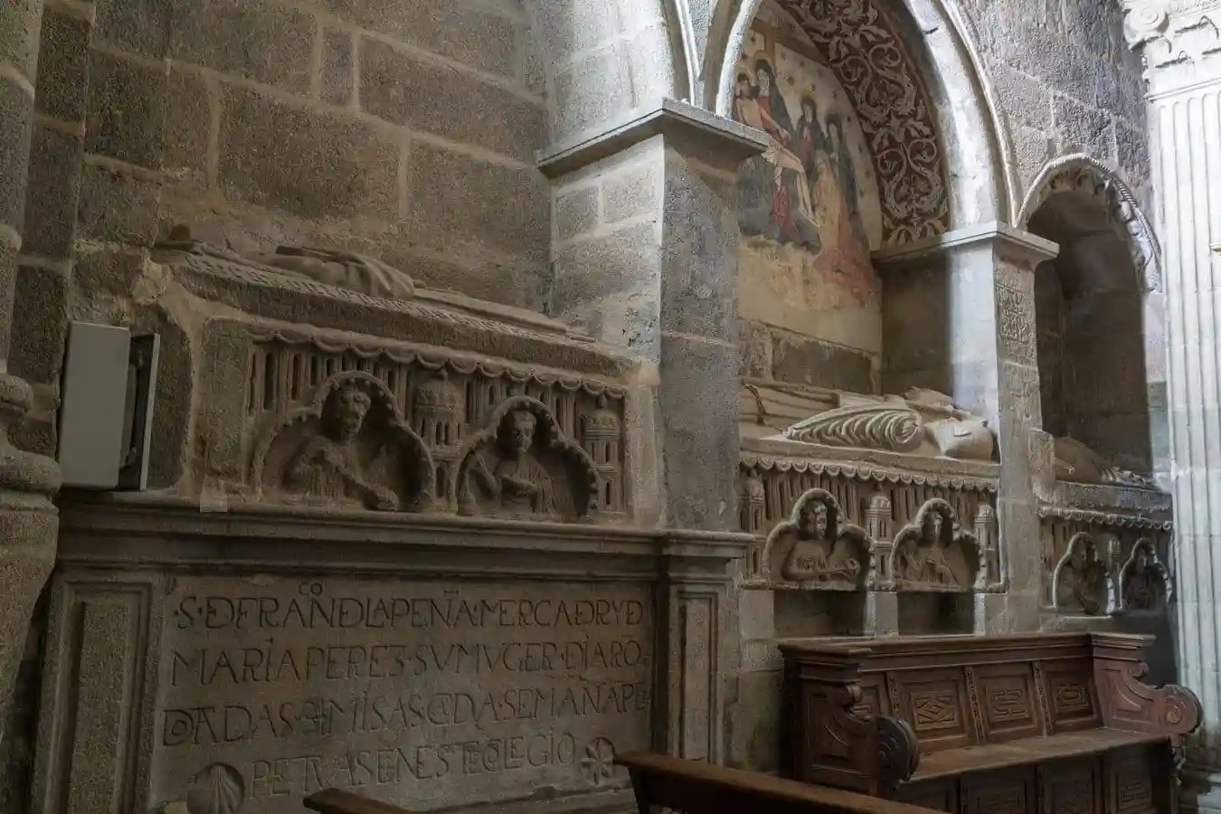 Detalle de los sepulcros con arquitecturas y arcos trilobulados de influencia del coro del Maestro Mateo