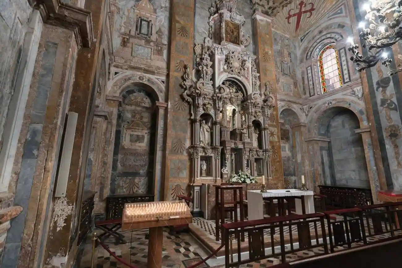 El remate del retablo enmarca un lienzo de Juan Antonio García de Bouzas
