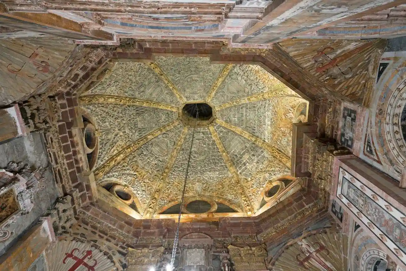 La cúpula, decorada con motivos jacobeos – arcas, cruces de Santiago y conchas de vieira 