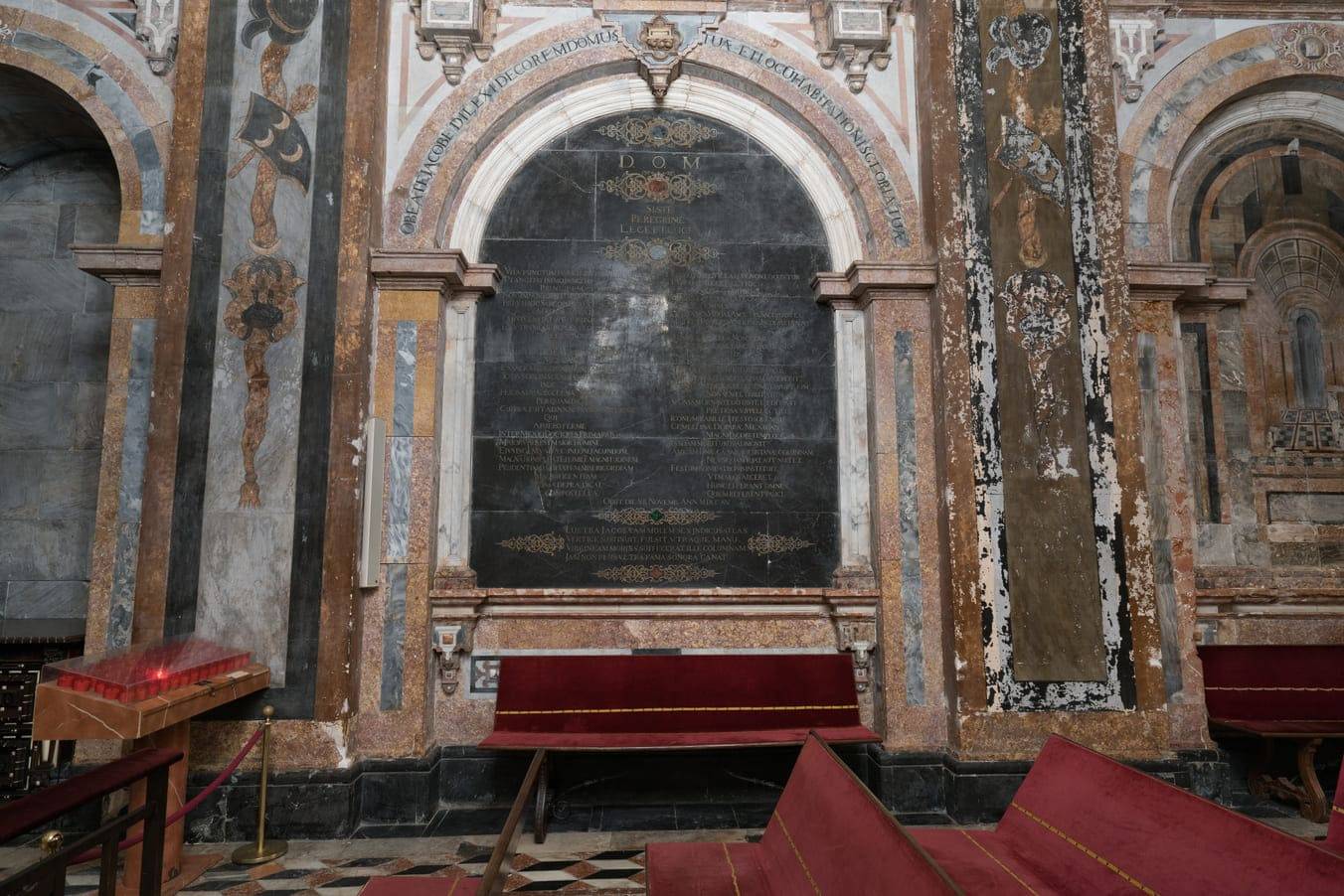 Detalle de la gran lápida en mármol negro con el epígrafe funerario laudatorio del arzobispo Monroy.