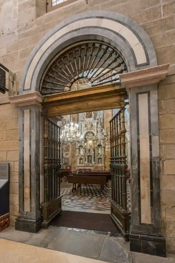 Capilla del Pilar. Reja de una de las dos puertas que dan acceso a la capilla, fundidas en 1721