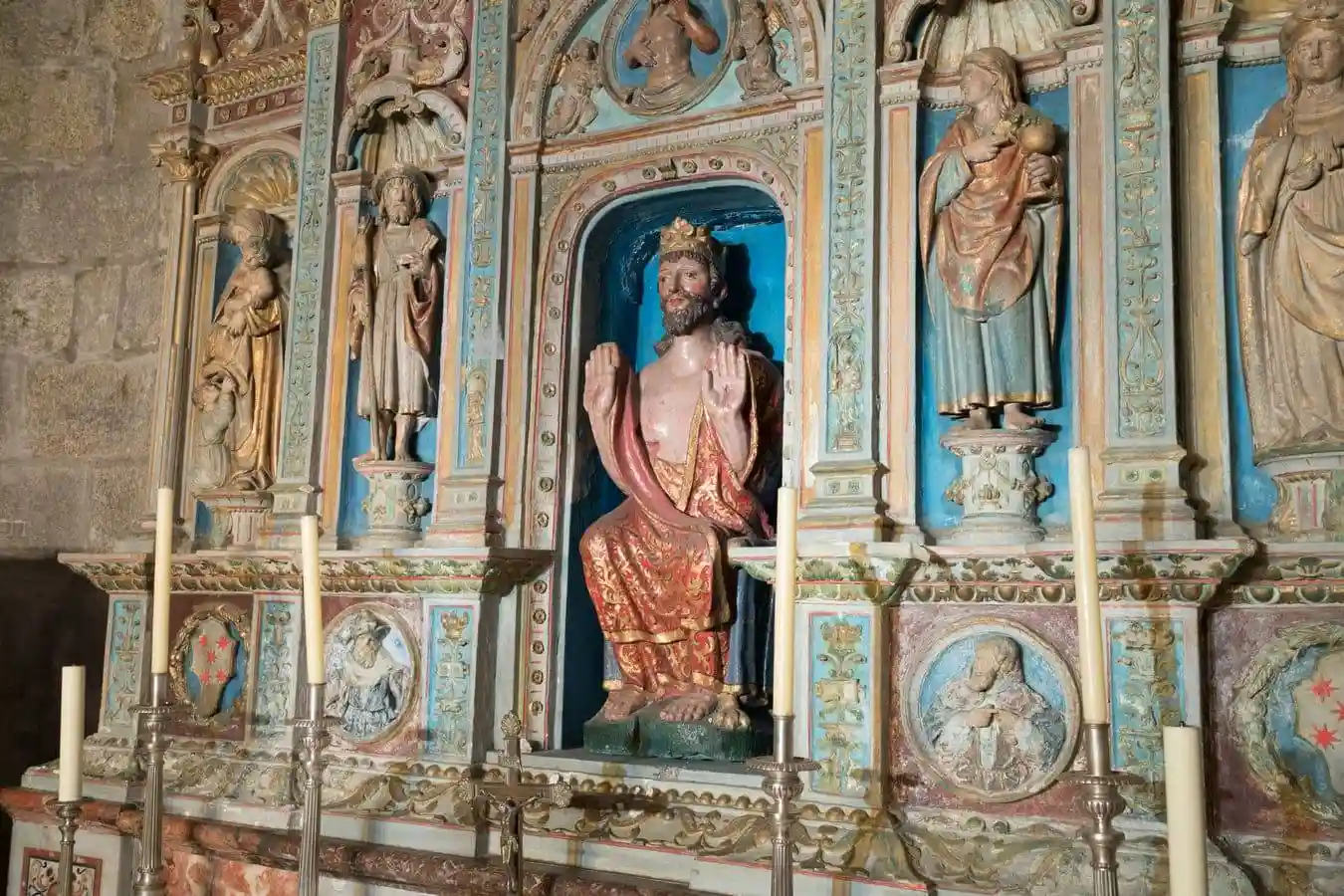 Capilla del Salvador. Detalle del retablo renacentista de piedra.