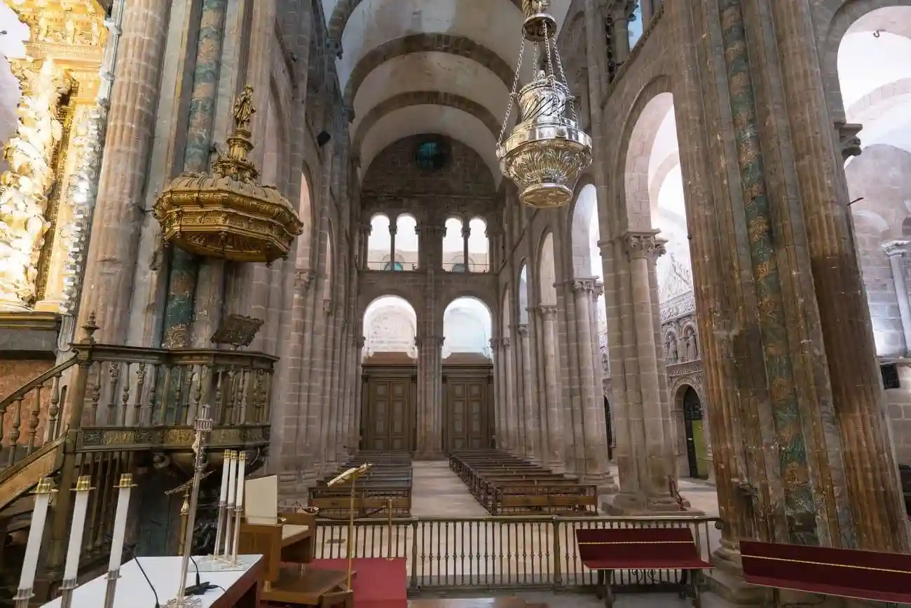 Desde el último tercio del siglo XVI, a los lados de la capilla mayor habría dos fabulosos púlpitos en bronce.