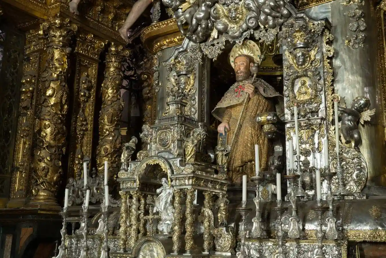 El Apóstol Santiago del siglo XIII, con sus añadidos barrocos y la Inmaculada fundida por Pecul 