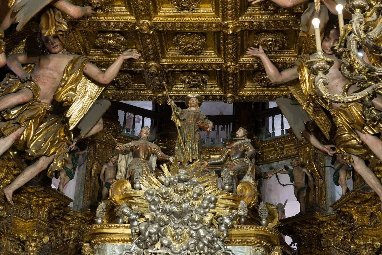 Santiago Peregrino rodeado por los reyes Alfonso II, Ramiro II, Fernando II y Felipe IV, 