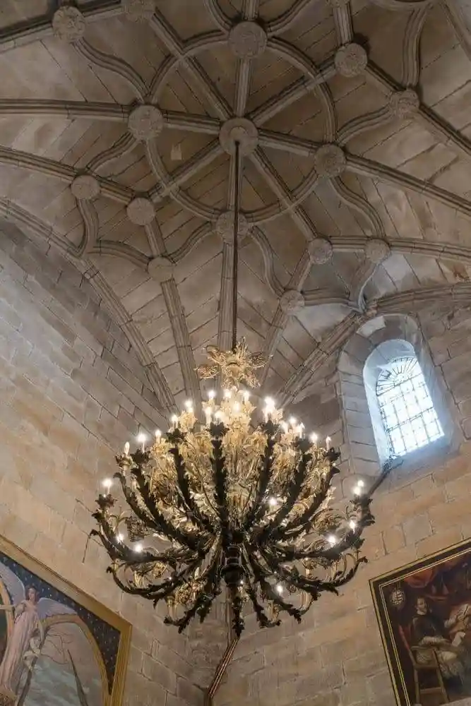 Detalle de la lámpara donada por Montero Ríos, antiguamente ante la capilla mayor de la catedral.