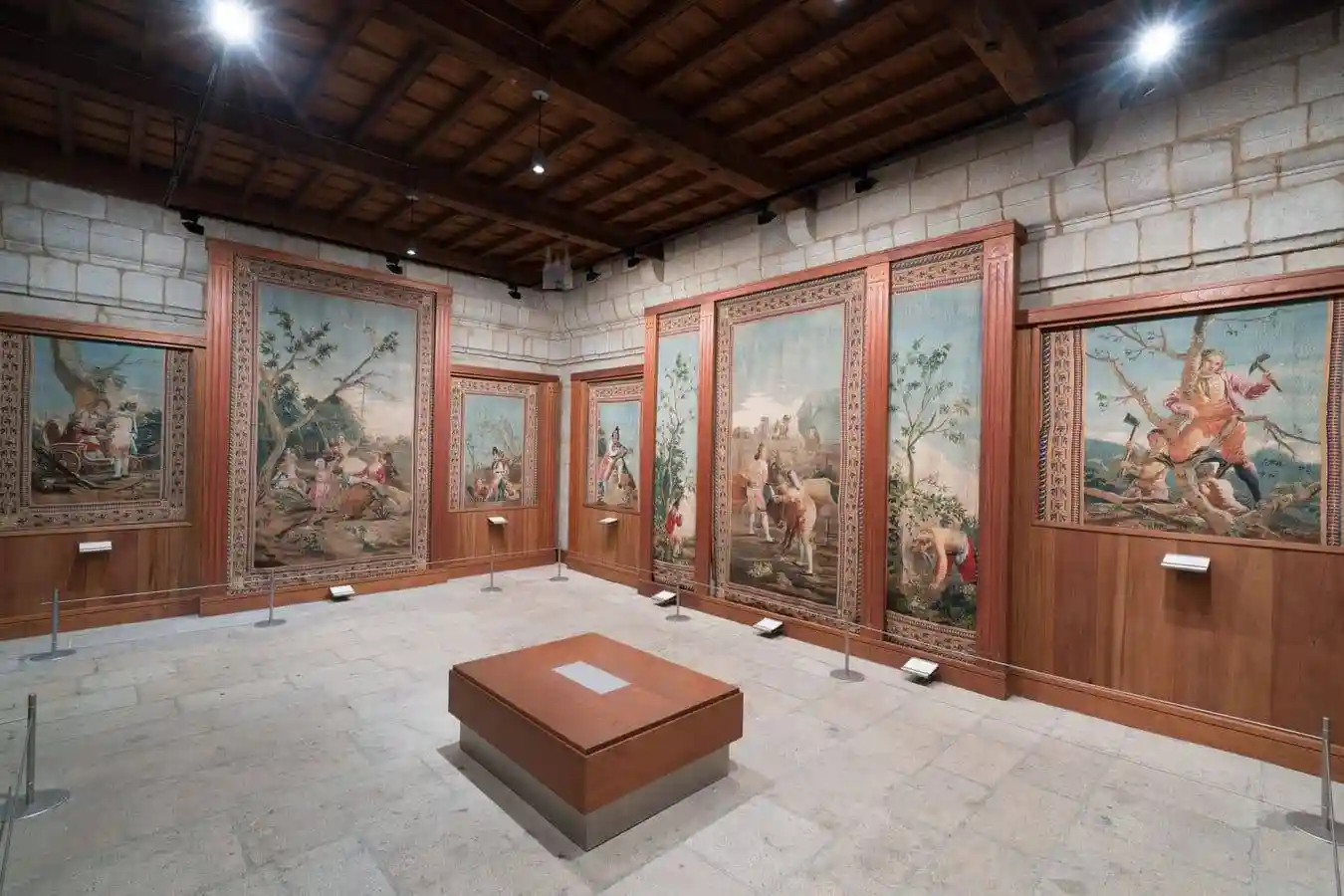 Museo de la Catedral. Vista general de la sala dedicada a los tapices de Goya