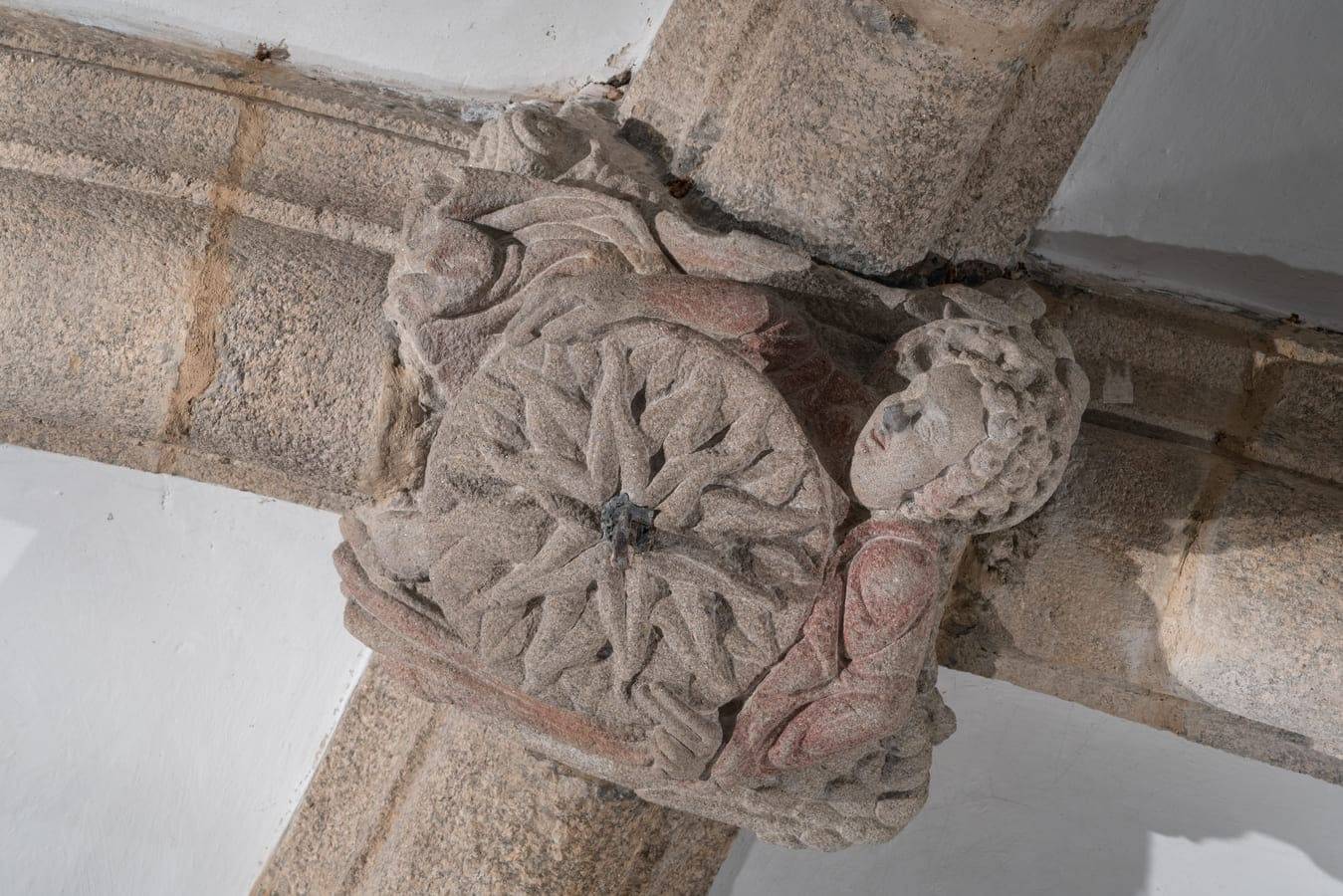 Cripta del Pórtico de la Gloria. Detalle de una de las claves de bóveda. Un ángel porta el sol, completando el mensaje iconográfico del Pórtico de la Gloria.