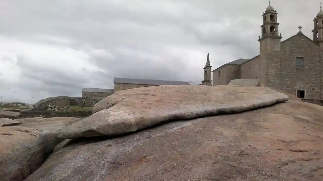 Santuario A Barca y piedra de Abalar. (https://www.galicia.info/)