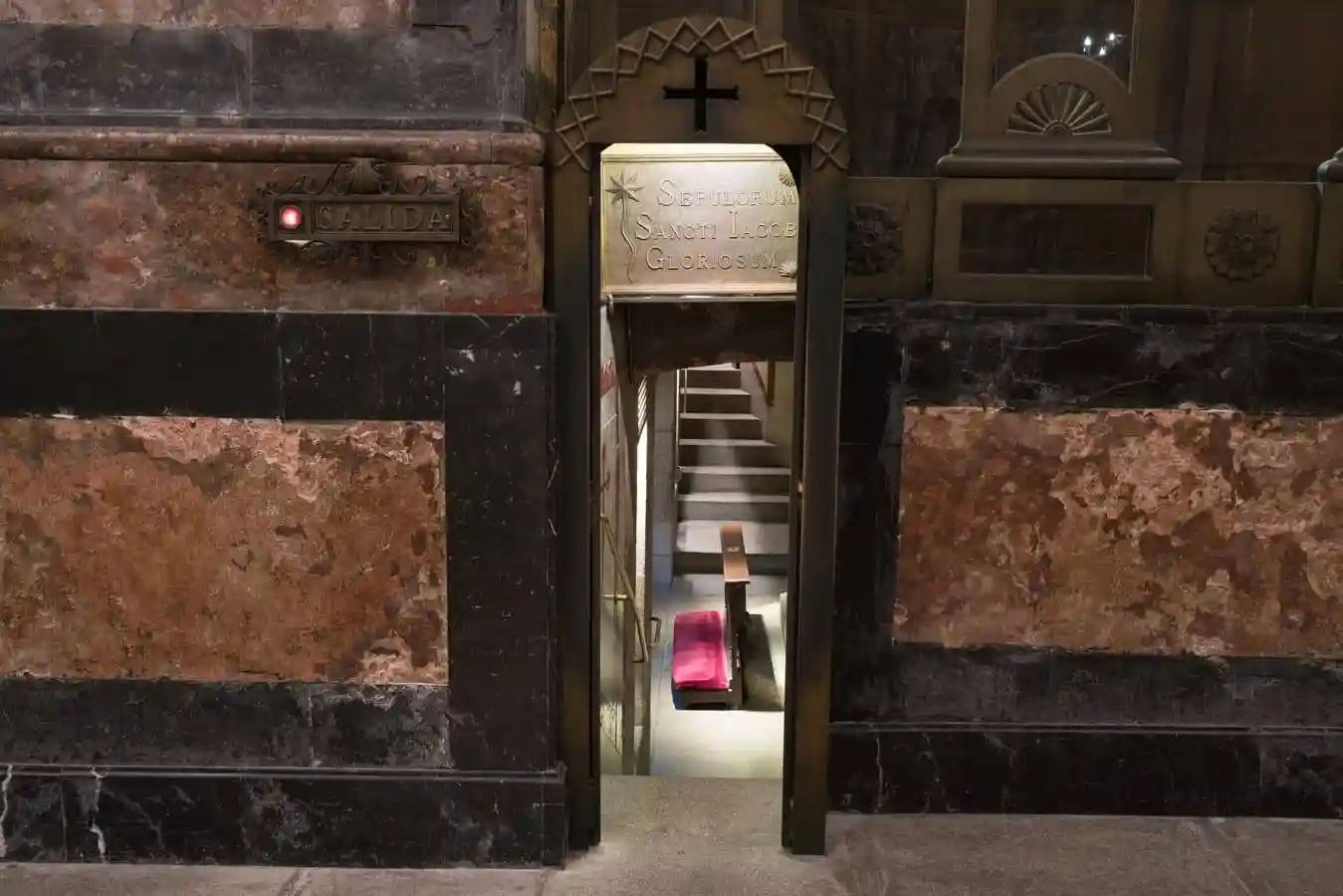 Escaleras en la girola de acceso a la Cripta Aposrtólica junto a las de la subida al abrazo.
