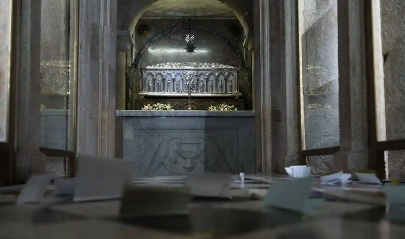 Ante la urna neorrománica del platero Losada los fieles depositan sus peticiones y oraciones.