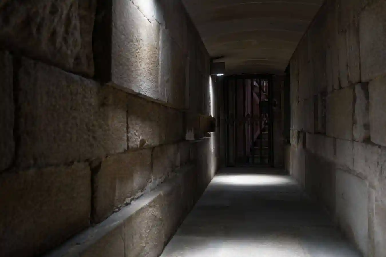 Los pasillos laterales de la cripta permiten diferenciar las piedras romanas originales de las modificaciones posteriores