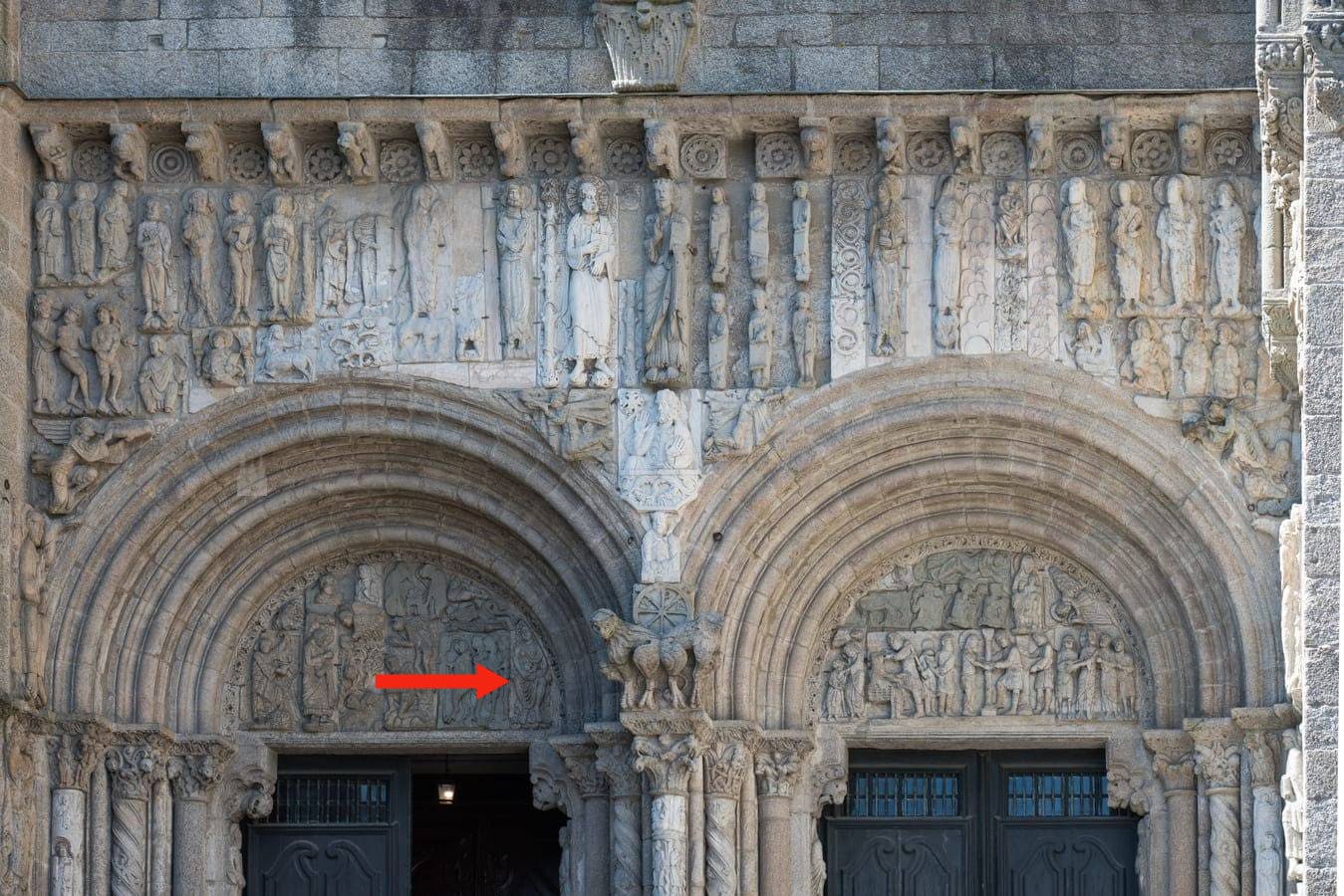 Tímpano fachada de Platerías con mujer semidesnuda con una calavera
