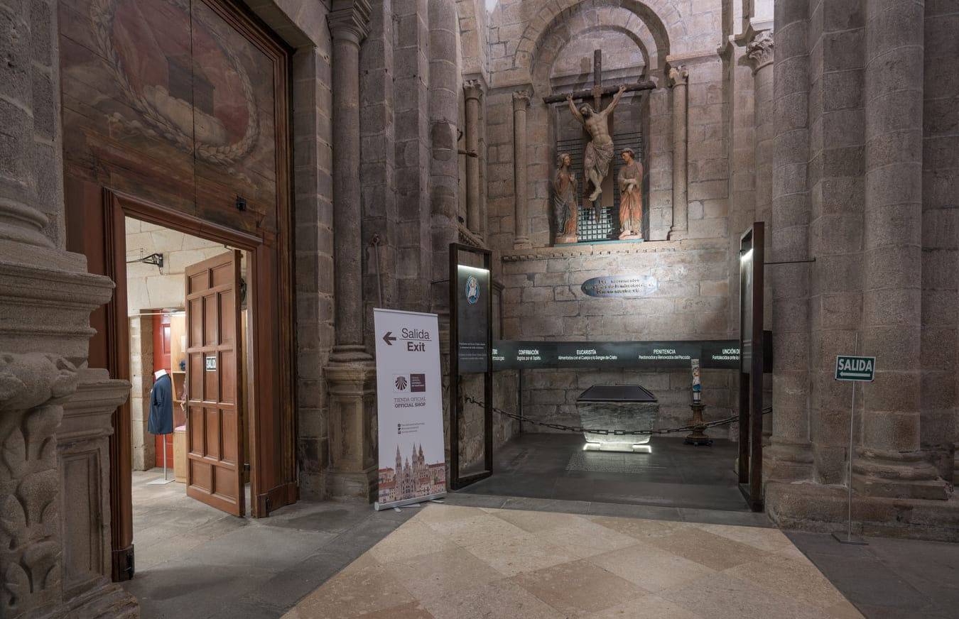 Nave lateral del brazo sur del crucero. Al fondo, el baptisterio. 