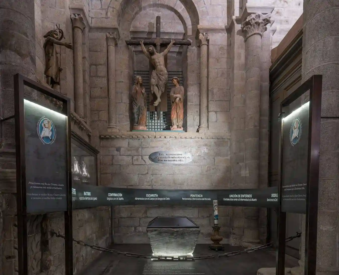 En el muro tras la pila bautismal se colocó un calvario gótico procedente de diversas ubicaciones dentro de la catedral.