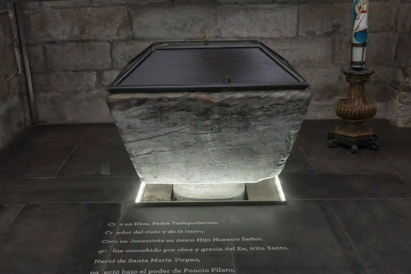 Pila Bautismal. En mármol, con tapa posterior, se data en el sigloIX. 