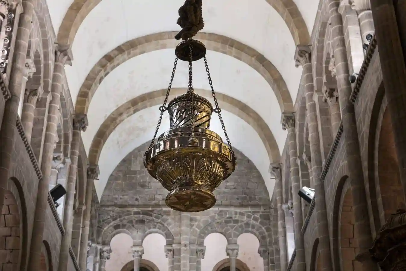 El Botafumeiro colgando del ingenio de Celma bajo el cimborrio de la catedral