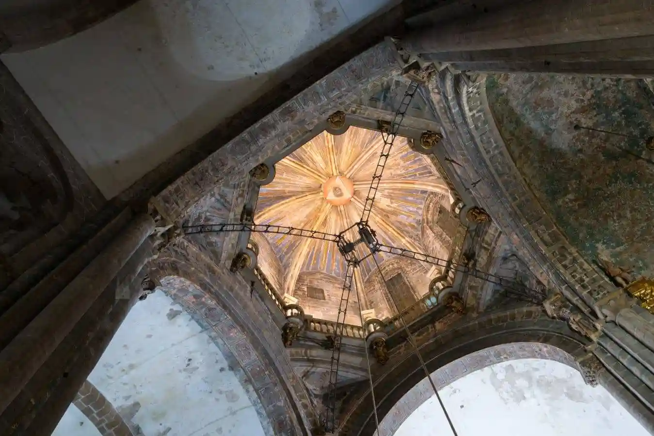 Detalle del cimborrio gótico sobre el crucero de la catedral con el mecanismo para el movimiento del botafumeiro .
