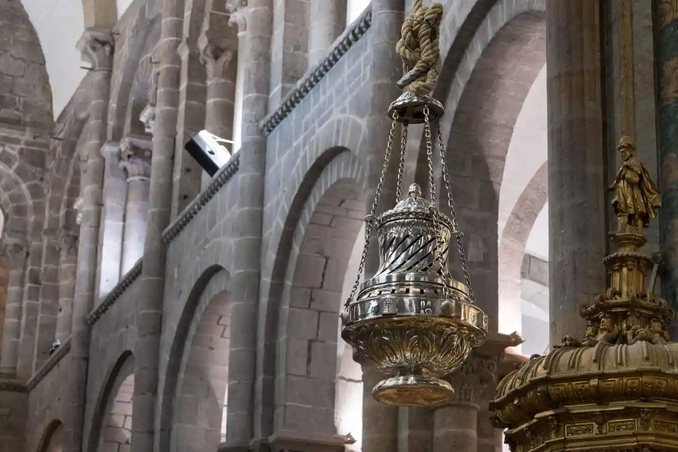 El botafumeiro colgando en el centro del crucero de la catedral
