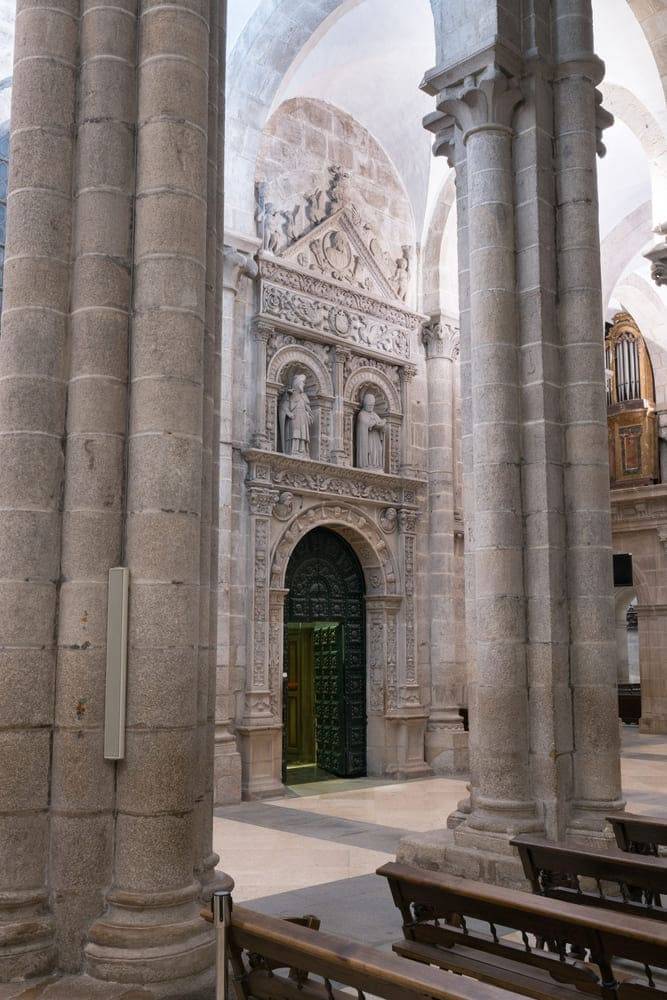 Puerta de acceso a la sacristía