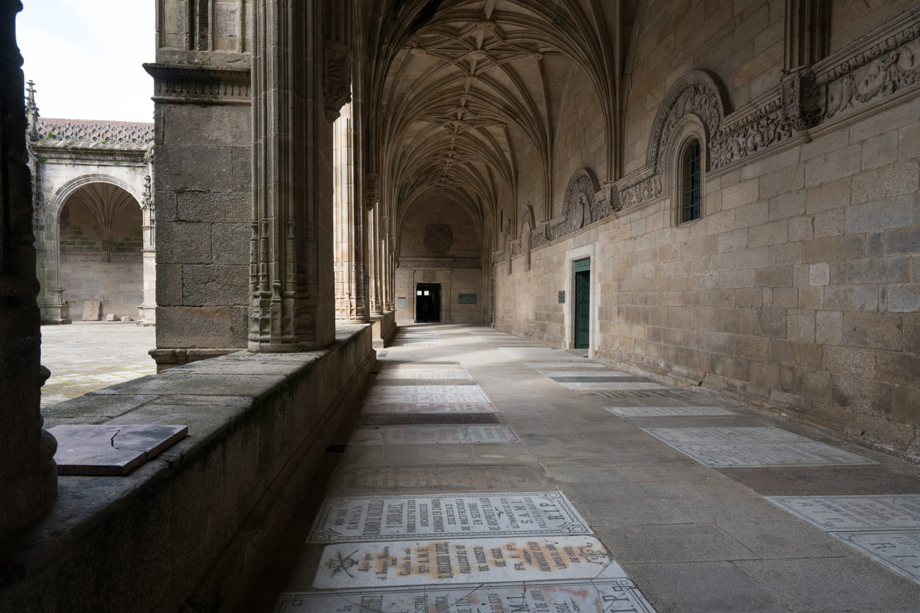El claustro sigue siendo utilizado como cementerio de canónigos. El friso que recorre su perímetro interior alude al triunfo de la resurrección sobre la muerte.