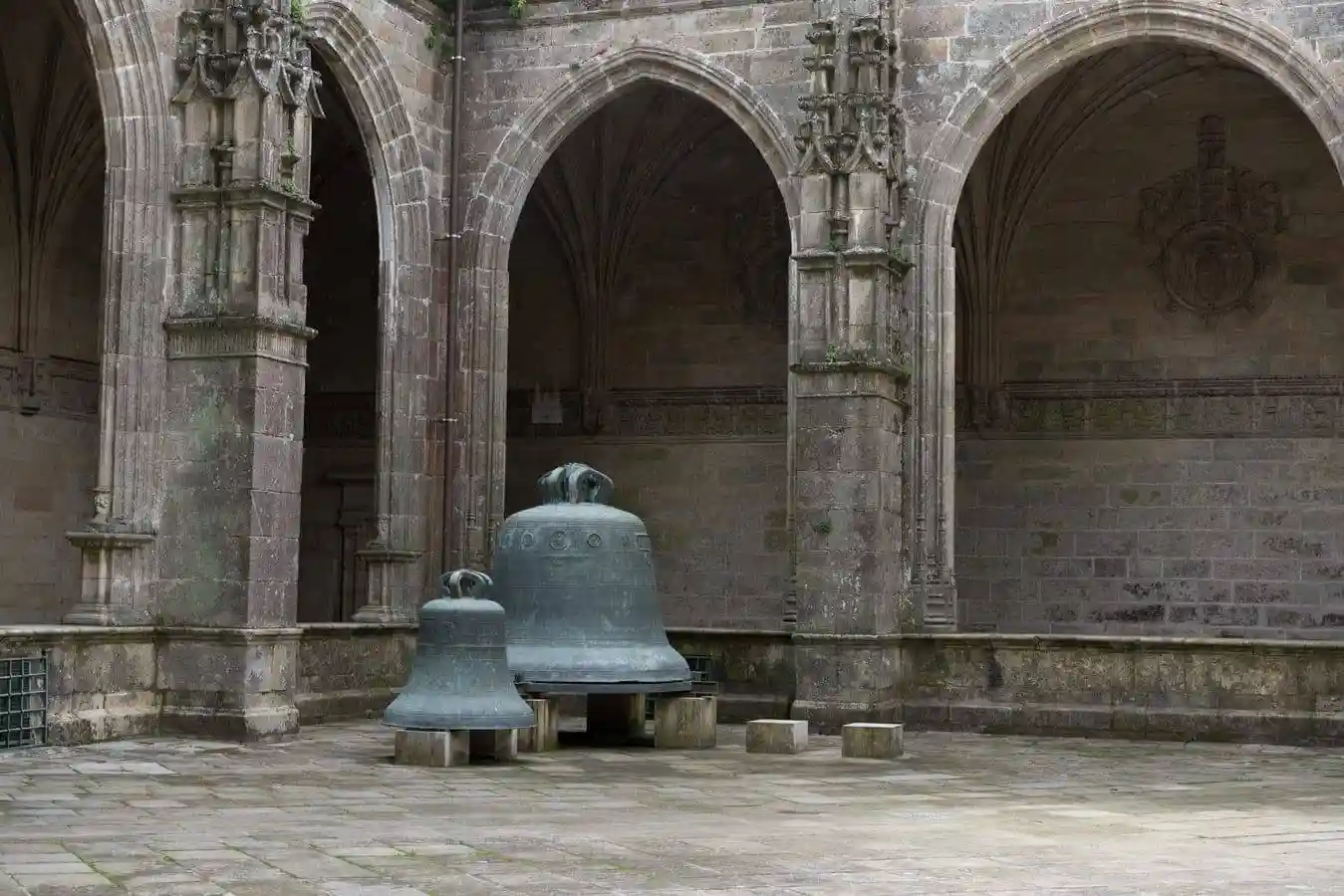 Las antiguas campanas de la Torre del Reloj se exponen hoy en el claustro.